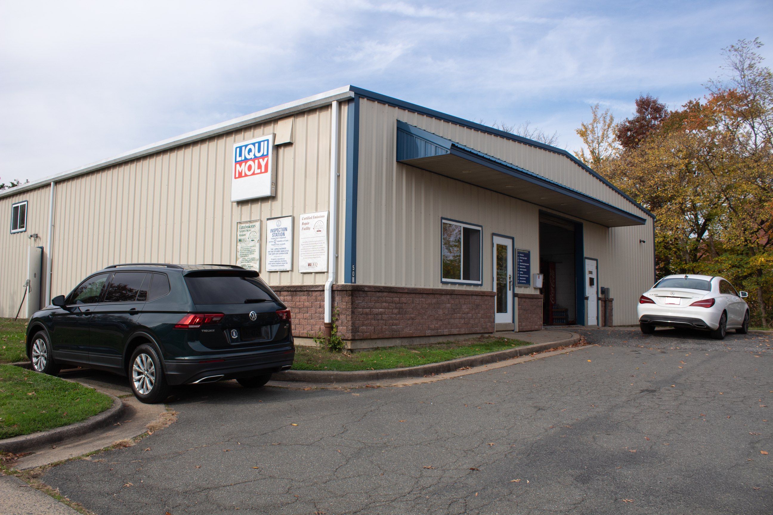 Picture of front of shop with two cars on either side of building